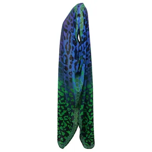 Seitenansicht des langen Chiffon-Kaftans mit blau-grünem Leopardenmuster-Verlauf