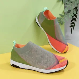 Détail de baskets en maille multicolores pour femmes avec semelle blanche texturée