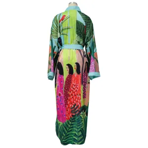 Vista posteriore di un lungo kimono con vivace stampa artistica tropicale e figurativa