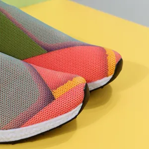 Gros plan sur la maille fly-knit multicolore respirante des baskets décontractées pour femmes