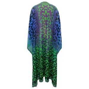 Detaillierte Rückansicht eines transparenten Chiffon-Cardigans mit Leopardenmuster-Farbverlauf