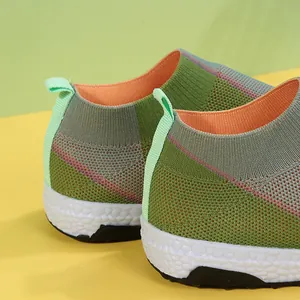 Vue détaillée du talon en maille et de la semelle texturée des baskets pour femmes.