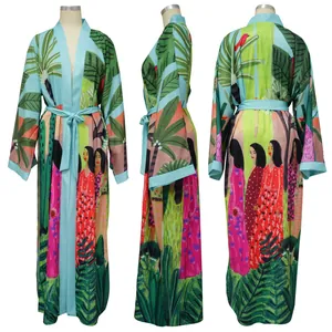 Viste da tre angolazioni della giacca kimono lunga con stampe tropicali artistiche