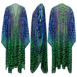 Detailansicht des durchsichtigen Chiffon-Leoparden-Überwurfs mit blau-grünem Verlauf