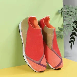 Vue détaillée de baskets en maille respirante colorée avec une semelle de sport blanche.