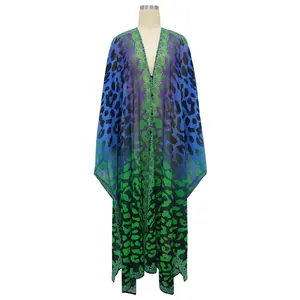 Vorderansicht der Chiffon-Strickjacke mit V-Ausschnitt und blau-grünem Leopardenmuster-Design