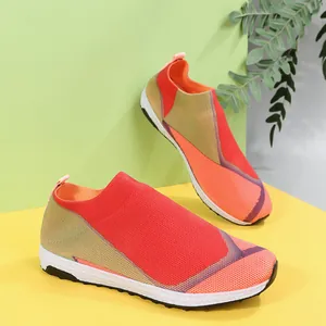 Gros plan de baskets en tricot aux couleurs vives avec design color-block orange et rouge