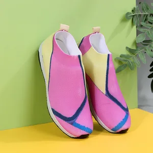 Détail des baskets à enfiler en maille fly-knit multicolore rose et jaune pour femmes