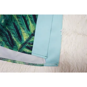 Primo piano di giacca kimono tropicale con dettagli di alta qualità su cuciture e tessuto.