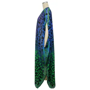 Detailansicht eines Chiffon-Kaftans mit blau-grünem Leopardenmuster am Mannequin
