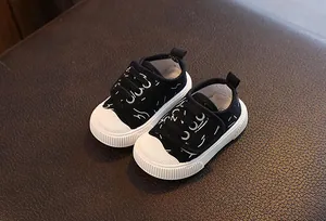 Zapatos de lona transpirables para niños con patrones de garabatos y suelas de goma.
