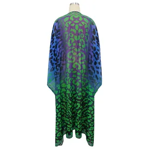 Rückenansicht des Chiffon-Kaftans mit Leopardenmuster und lila-grünem Farbverlauf.