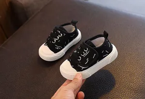Zapatos de lona negra transpirables para niños con suelas blancas antideslizantes planas