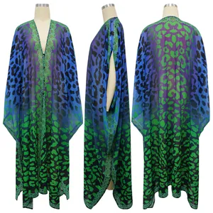 Detaillierte Vorder-, Seiten- und Rückansicht eines blauen Chiffon-Cardigans mit Leopardenmuster.