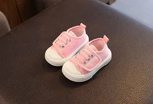 Primer plano de zapatos de lona rosa para niños pequeños con suela antideslizante suave
