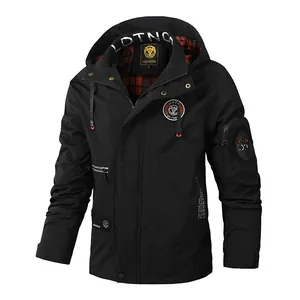 Professioneel zwart herenparkajack met capuchon en geruite voering voor buitenmode