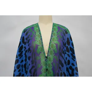 Detail der Chiffon-Bluse mit Leopardenmuster, V-Ausschnitt und grünem Rand