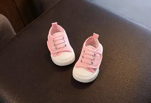 Vista detallada de zapatos de lona rosa transpirables para bebés con suela de goma.
