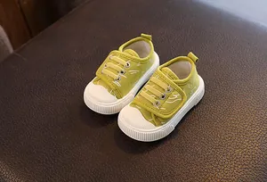 Vista detallada de zapatillas de lona transpirables verde lima para niños, suela gomosa