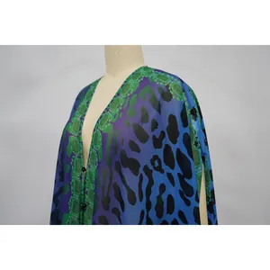 Detailansicht des Leoparden und Blumendrucks auf dem blauen Chiffon Cardigan Mantel