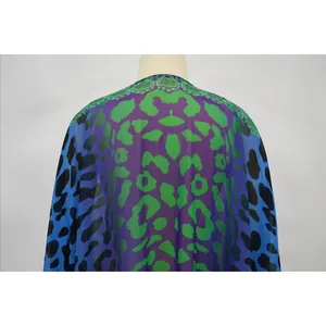Rückansicht eines transparenten Chiffon-Cover-Ups mit buntem Leopardenmuster-Farbverlauf