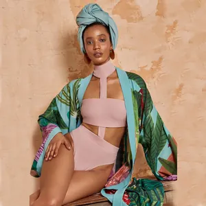 Vista dettagliata di una vestaglia kimono con stampa tropicale e drappeggio elegante