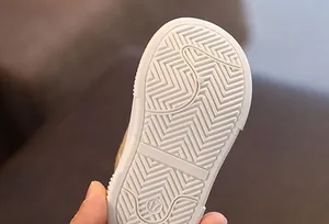 Detalle macro de la suela de goma antideslizante para zapatos de bebé de lona