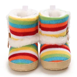 Detailansicht gestreifter Baby-Winterstiefel mit weichem Kunstfellbesatz und Schleife.