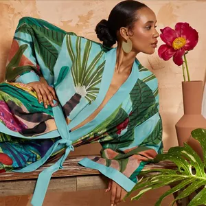 Vista dettagliata della vestaglia kimono con stampa tropicale, bordo e cintura azzurri