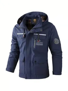 Detailoverzicht van donkerblauwe outdoorjas met capuchon en zakken