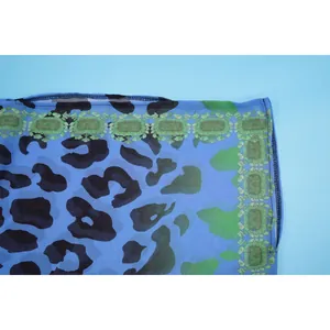 Detailaufnahme von blauem Chiffonstoff mit Leopardenmuster und feinen Nähten