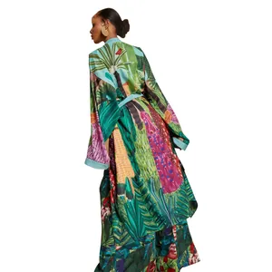 Vista posteriore della vivace stampa floreale tropicale di questo elegante kimono da donna