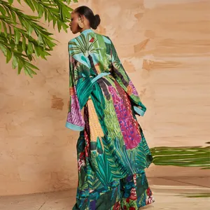 Vista posteriore di un vibrante accappatoio kimono lungo con stampe tropicali chic.