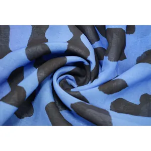 Detaillierte Aufnahme von blauem Chiffonstoff mit Leopardenmuster und Textur
