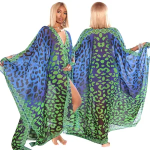 Ganzkörperansicht von blau-grünem Chiffon-Kaftan mit Leopardenmuster und V-Ausschnitt