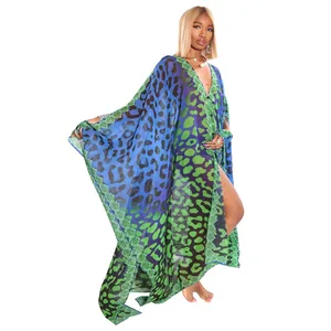 Detailansicht des Chiffon-Kaftans für Damen mit Leopardenmuster und hohem Seitenschlitz