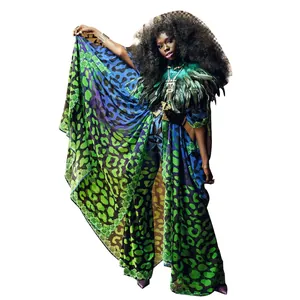 Detailansicht einer fließenden Chiffon-Robe mit grünem und blauem Leopardenmuster-Print