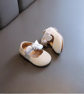 Detailansicht cremeweißer Baby-Prinzessinenschuhe mit eleganter Schleife