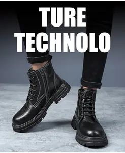 Gros plan de bottines Martin en cuir noir avec coutures contrastées et zip latéral