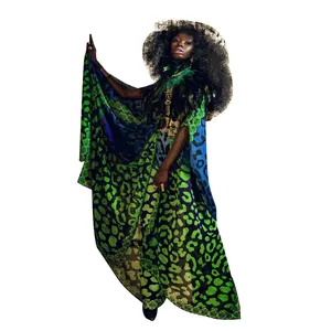 Ganzkörperansicht eines eleganten Chiffon-Überwurfs mit Leopardenmuster am Model