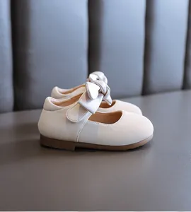 Elegante beige Baby-Prinzessinenschuhe mit großer Schleife und weicher brauner Gummisohle
