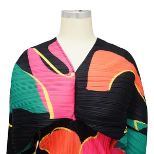 Primer plano del detalle de la textura de un vestido plisado abstracto con cuello en V.