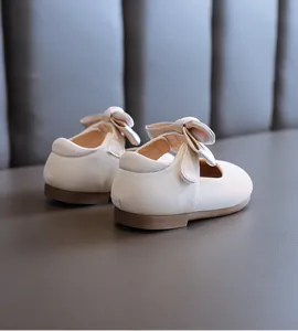 Rückansicht von cremeweißen Baby-Prinzessin-Schuhen mit dekorativen Schleifen-Akzenten