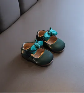 Detaillierte Draufsicht auf dunkelgrüne Baby-Prinzessinenschuhe mit Satinschleife