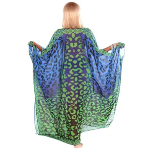 Rückansicht des durchsichtigen Chiffon-Kaftans mit blau-grünem Leopardenmuster für Damen