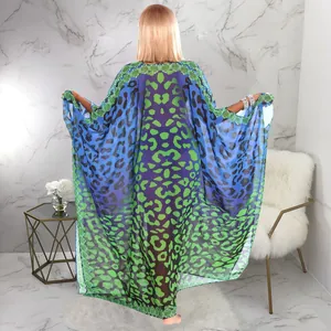 Detaillierte Rückansicht eines langen, blau-grünen Chiffon-Cardigans mit Leopardenmuster