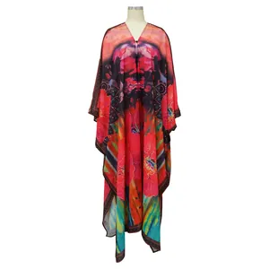 Detailansicht des lebhaften Blumendrucks auf dem Oversized V-Ausschnitt Chiffon Kaftan-Überwurf