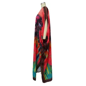 Seitenansicht des lebhaften Chiffon-Kaftans mit tropischem Blumendruck und weiten Ärmeln