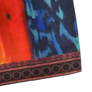 Detailansicht des lebhaften Aquarell-Prints und Zierrandes auf transparentem Chiffonstoff