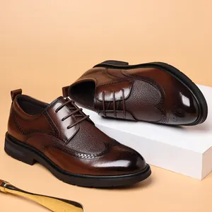 Κλασικά ανδρικά καφέ δερμάτινα παπούτσια Brogue με λεπτομέρειες wingtip σε βάση